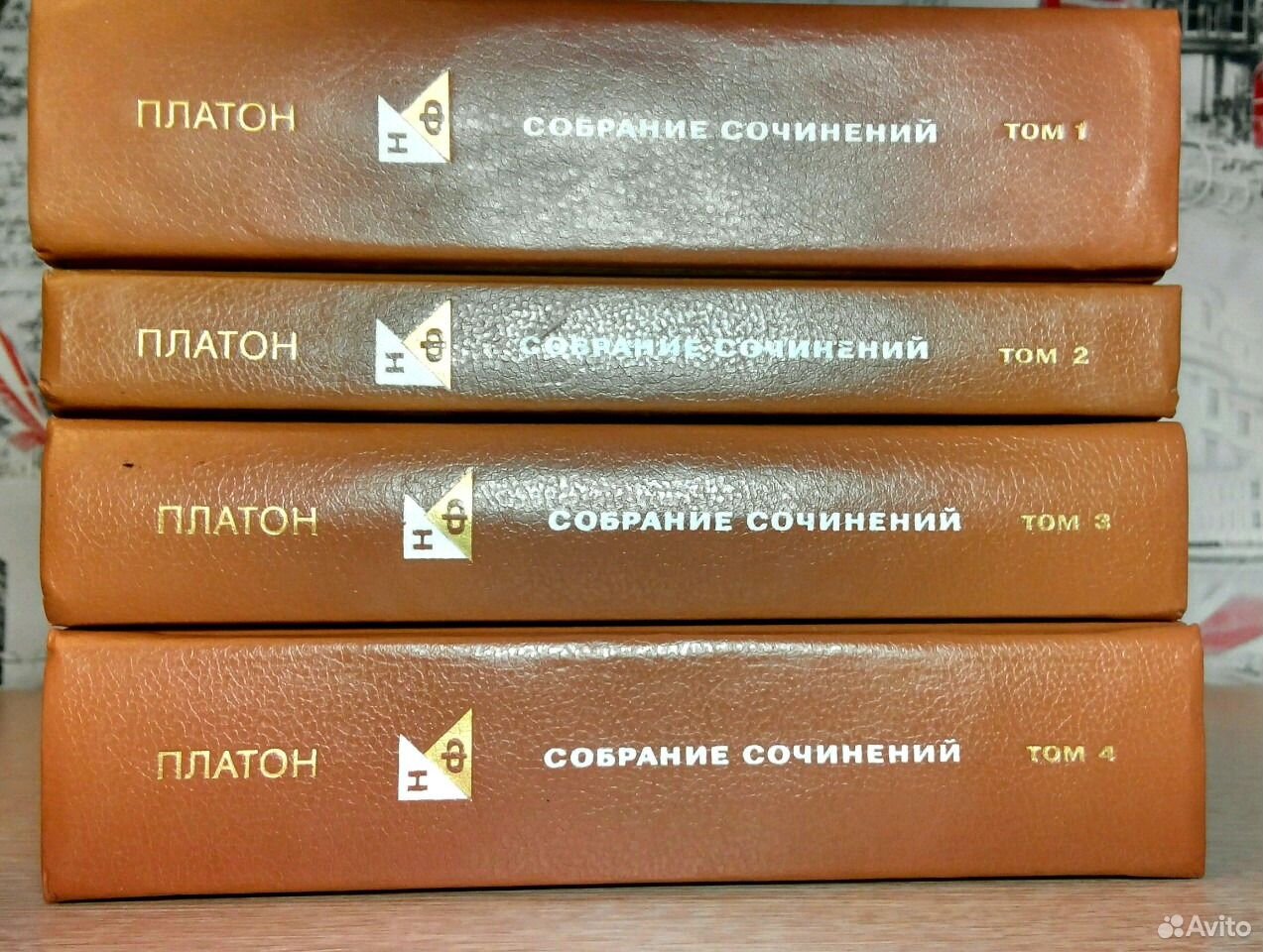 В книжном шкафу стоят по порядку четыре тома собрания сочинений