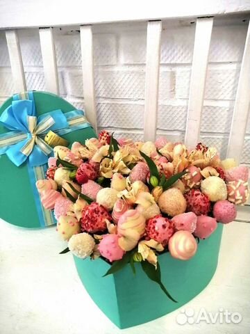 Клубника в шоколаде с альстромерией