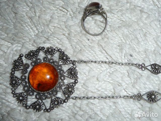 Старинная цепочка с кулоном из янтаря