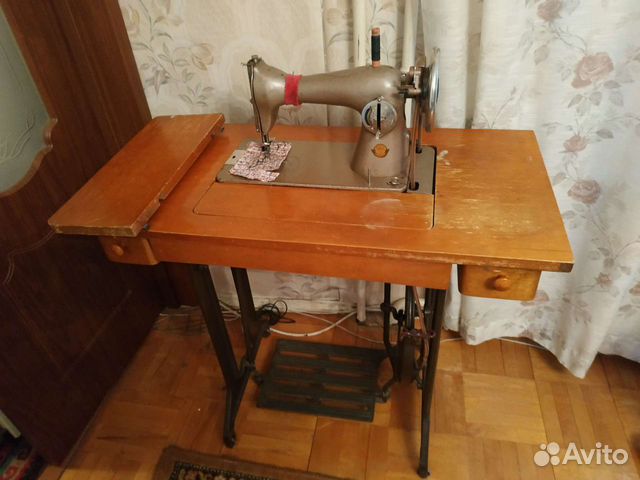 Швейная машина Подольск на подставке ножная