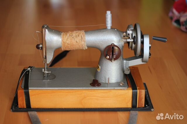 Швейная машинка с ручным приводом. Швейная машинка Чайка механическая. Ручной привод швейной машинки Чайка 143. Ручной привод для швейной машинки Чайка. Машинки для шитья с ручным приводом.