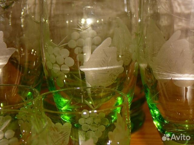 Зелёное богемское стекло с гравировкой — фотография №1