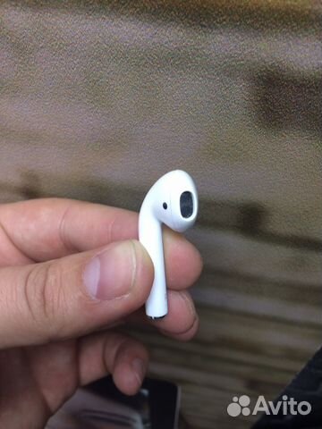 Правый наушник AirPods Правый наушник AirPods