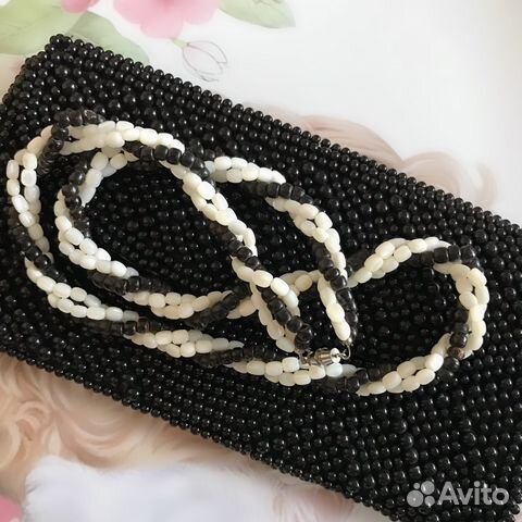 Клатч и бусы из коралла и перламутра