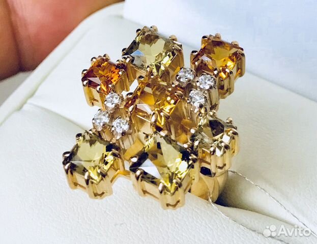 Золотое кольцо с бриллиантами Золотое кольцо с бриллиантами