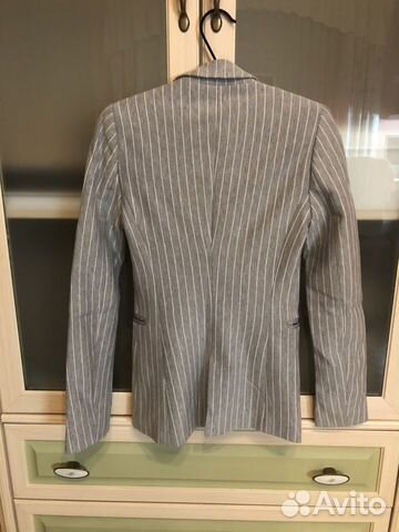 Серый пиджак в полоску Stradivarius