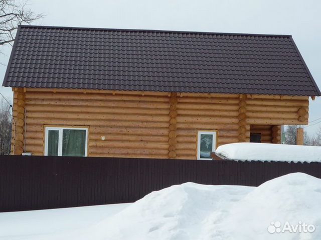 Сруб дома из рубленного бревна. Зимний лес