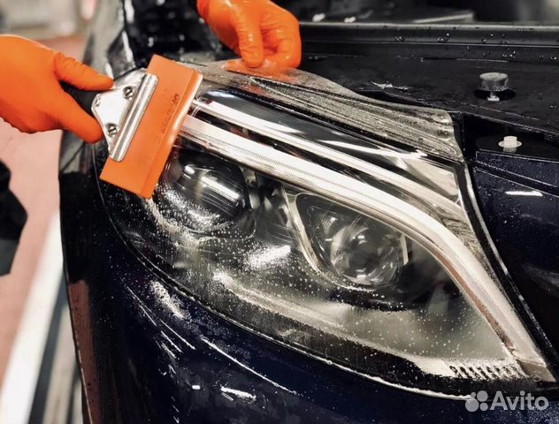 Бронирующая фары автомобиля плёнка