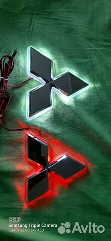 Логотип Mitsubishi с подсветкой Логотип Mitsubishi с подсветкой