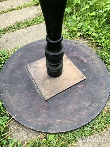 Столик круглый антикварный Столик круглый антикварный