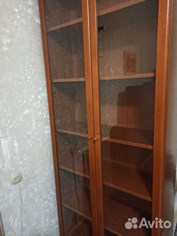 Стеллаж со стеклянными дверцами