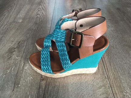 Босоножки на танкетке Aldo