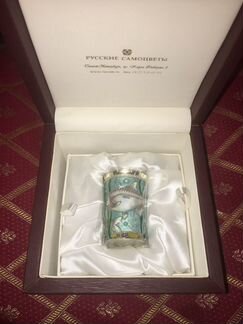 Серебряная и золотая стопка