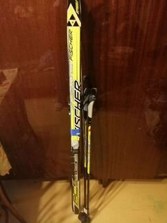 Лыжные ботинки и лыжи