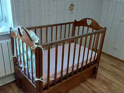 Детская кроватка с продольным маятником и ящиками