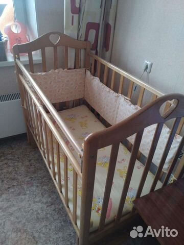 Детская кроватка с маятником