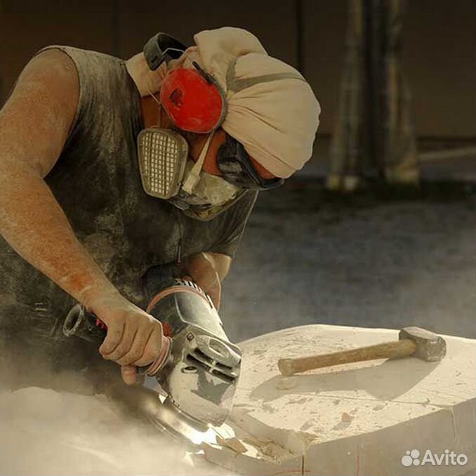 Резчик гранита. Шлифовщик-полировщик изделий из камня. Полировка камня. Резка гранита. Шлифовка и полировка гранита.