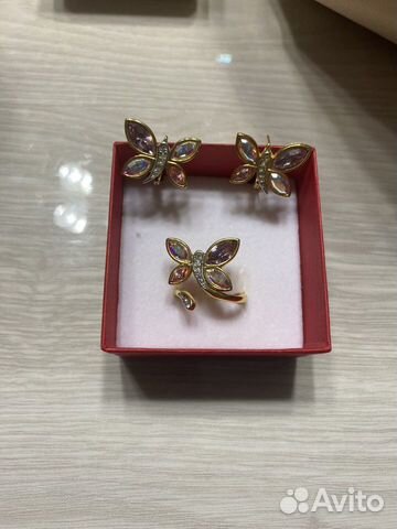 Золотые серьги и кольцо с кристаллами Сваровски