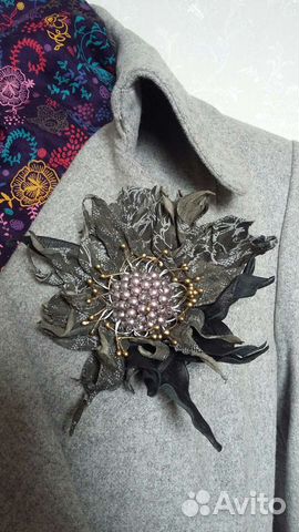 Цветок-брошь из натуральной кожи