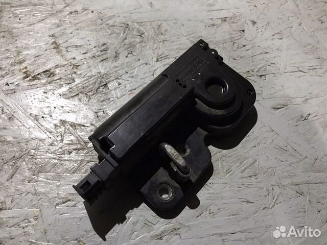 Доводчик (замок) крышки багажника Cayenne VW touar