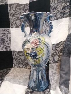 Ваза под цветы с лепными цветами