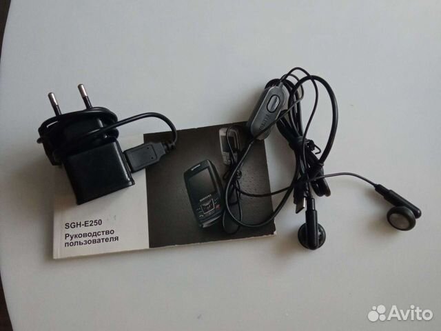 Зарядное устройство и наушники к телефону Samsung