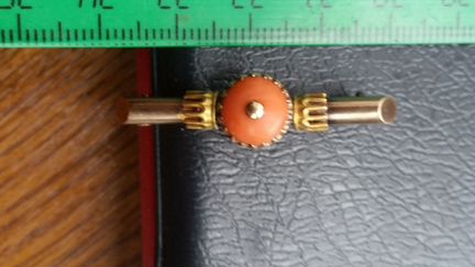 Золотая брошь 56 пробы с розовым кораллом