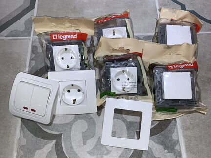Розетки встраиваемые Legrand Etika