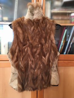 Жилетка из меха енота