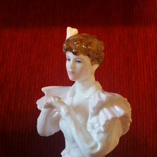 Фарфоровая статуэтка Кружевной шлейф, Коалпорт