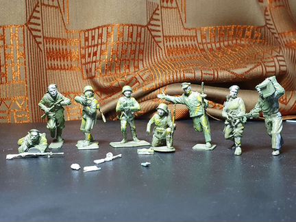 Фигурки военных 