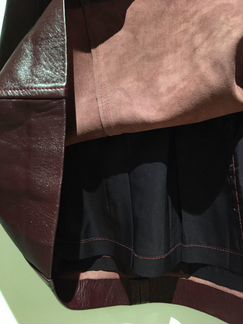 Бордовая юбка из натуральной кожи