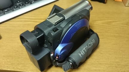 Продаю видеокамеру Hitachi DZ-MV350E