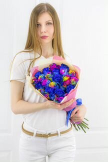 Синие и радужные розы микс