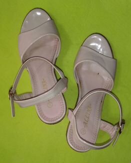 Босоножки сливочного цвета на танкетке, р.38