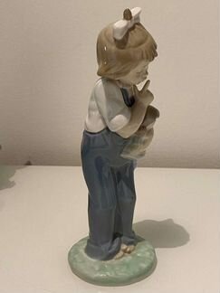 Фарфоровая статуэтка 