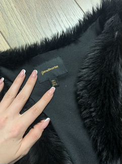 Жилет черный меховой Stradivarius