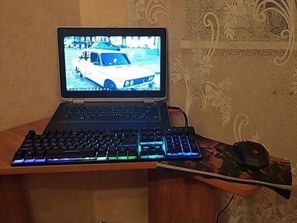 Ноутбук с металическим корпусом клавиатура и мышка