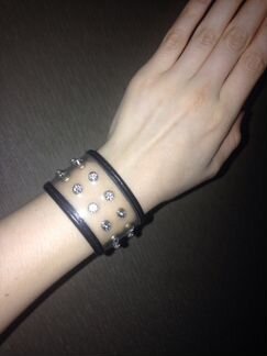 Прозрачный браслет со стразами