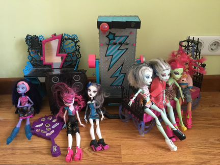 Монстры мебель и куклы
