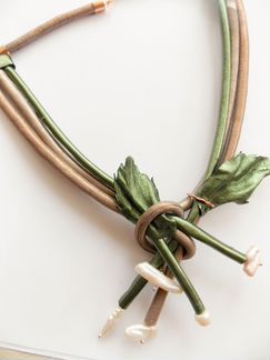 Колье из кожи