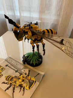 Пчела lego с двигающимися крыльями