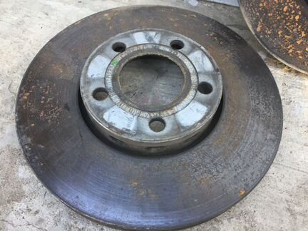 Тормозные диски передние 4A0615301C VW Passat B5