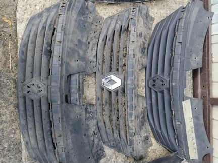 Решетка радиатора Renault Logan sandero