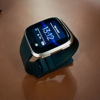 Смарт часы, фитнесс трекер FitBit Versa